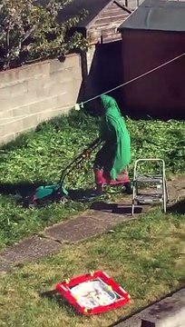 Elle veut tondre la pelouse mais oublie un détail important. Hallucinant !