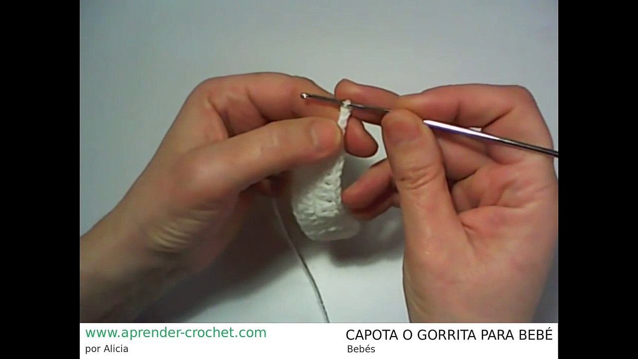 chaqueta de bebe con canesú redondo a crochet