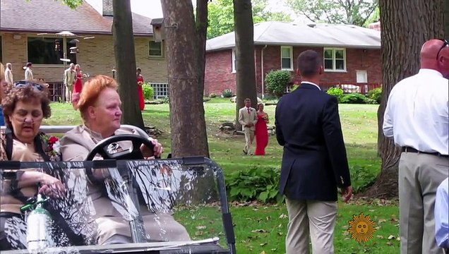 Elle arrive à l autel avec son papa lors de son mariage mais son papa s arrê pour tendre le main à un homme. La raison est incroyable !