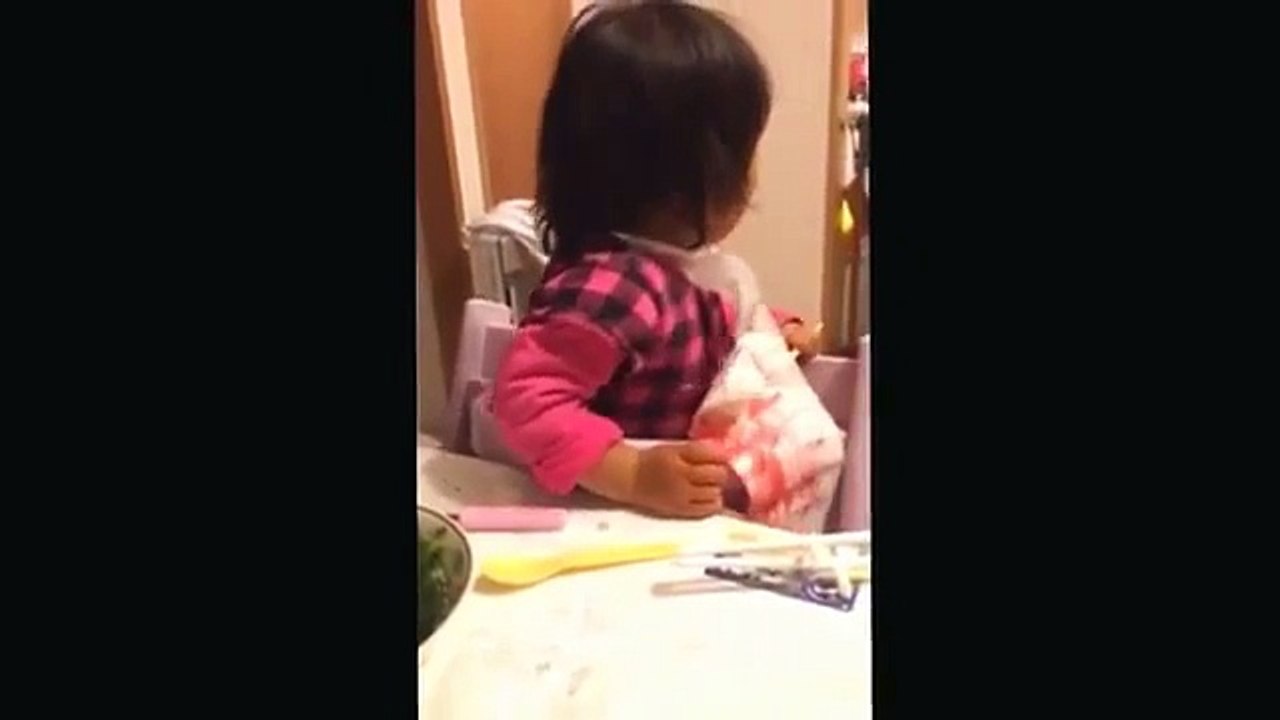 おもしろ動画　赤ちゃん乳児　ハプニング⁉　鉄棒　嫌がりながらも着地成功で笑顔（笑）