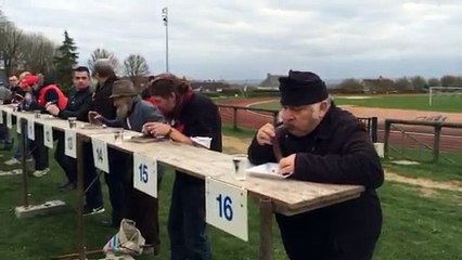Le plus grand mangeur de boudin au monde : il avale 1,390 kg de boudin en un quart d’heure