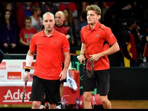 Steve Darcis changes his racket