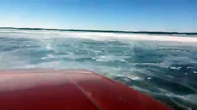 Ce couple roule sur un lac gelé quand soudain la voiture passe à travers la glace