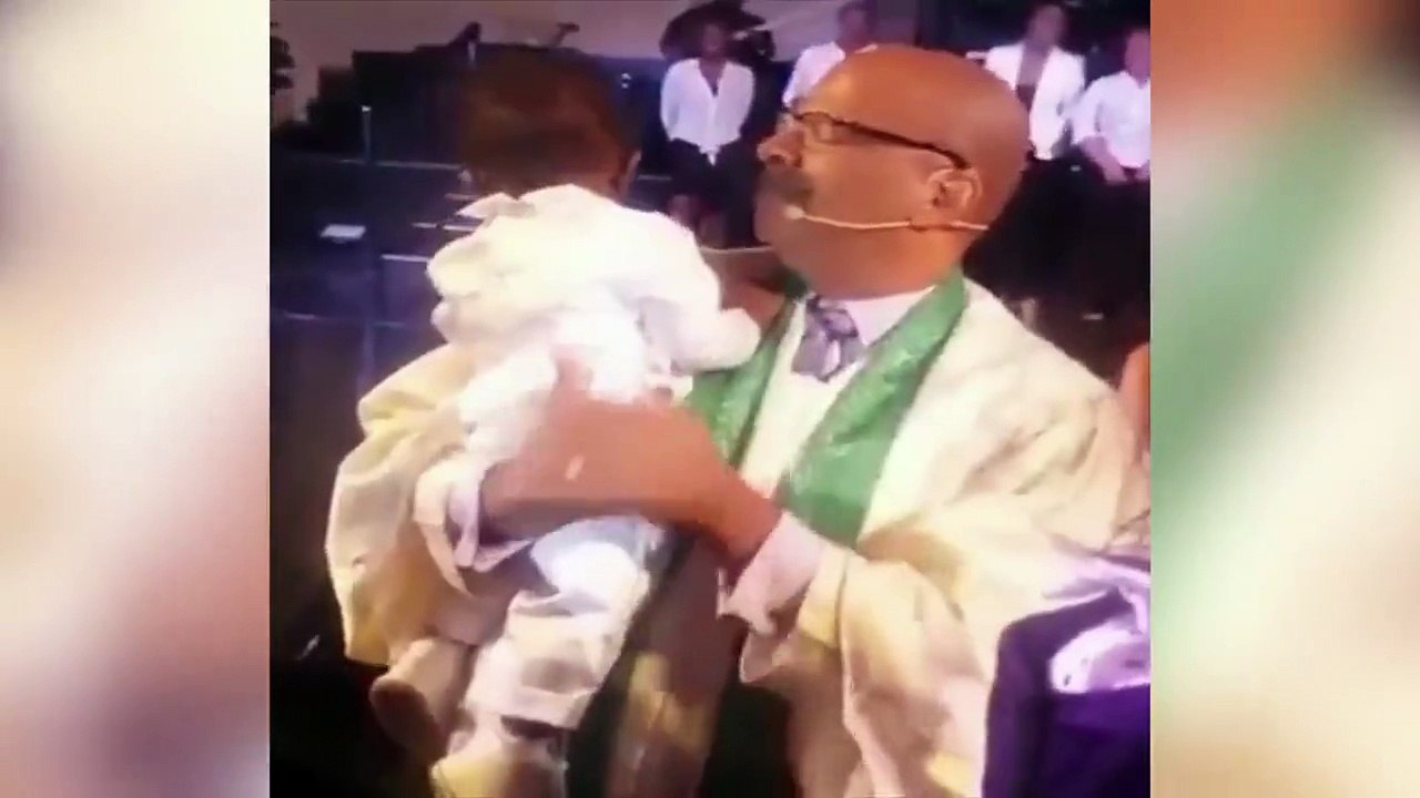 Ce Bébé se prend pour une star pendant son bapteme