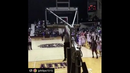 Cet arbitre vient mettre un DUNK incroyable et le public devient fou