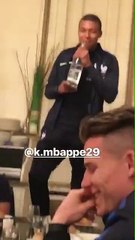 Kylian  Mbappé chante du R'n'B pour son bizutage