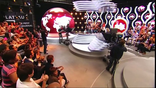 Catherine Deneuve s'en grille une sur le plateau du Petit Journal