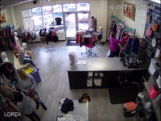 Un petit garçon échappe de justesse à la mort, au moment de l’intrusion d’une voiture dans un magasin