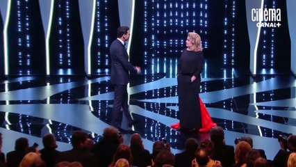 Le baiser de Catherine Deneuve et Laurent Lafitte