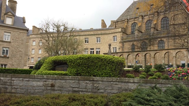 Démontage du monument aux morts d'intra-muros