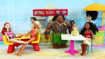 MOANA SHARK ATTACK! Disney Princess Fights Shark & Barbie in Love with Maui Parody by Disn