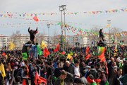 Diyarbakır'daki Nevruz Kutlamalarında PKK Flaması ve Öcalan Posteri Yasağı