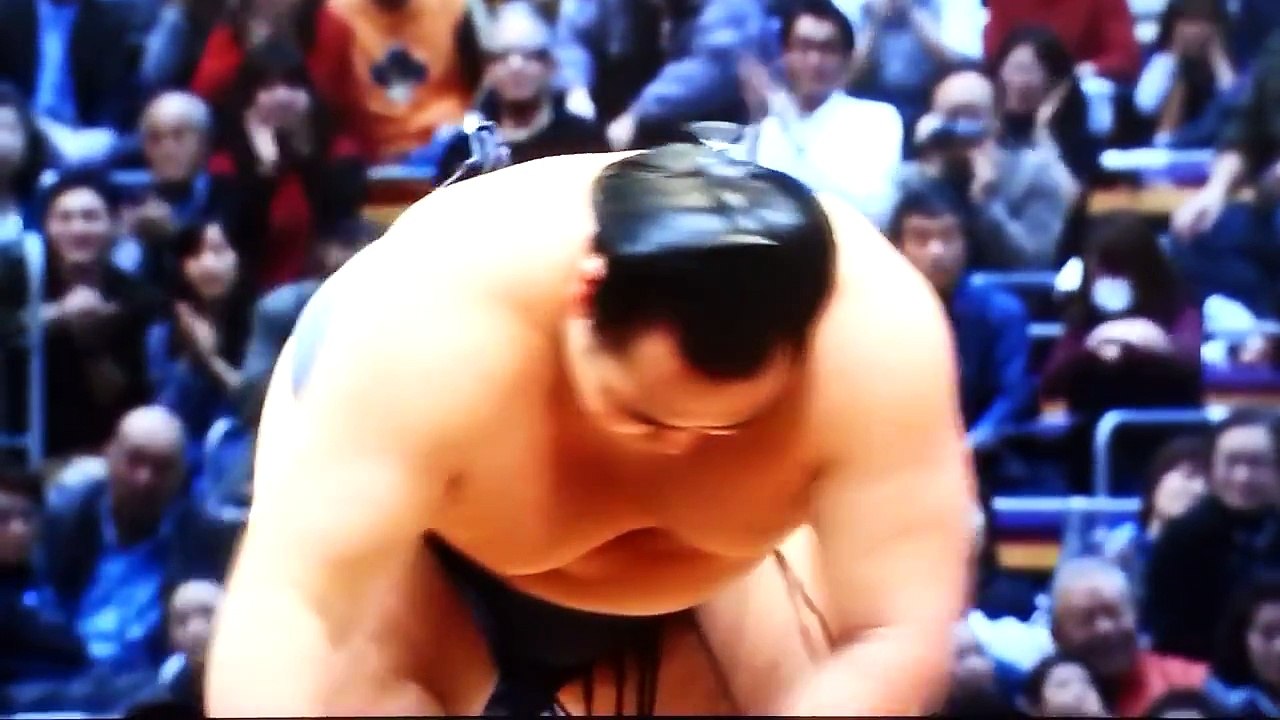 大相撲九州場所１１日目 １人全勝の横綱・鶴竜が初黒星 、日馬富士、石浦一敗 2016年11月2...