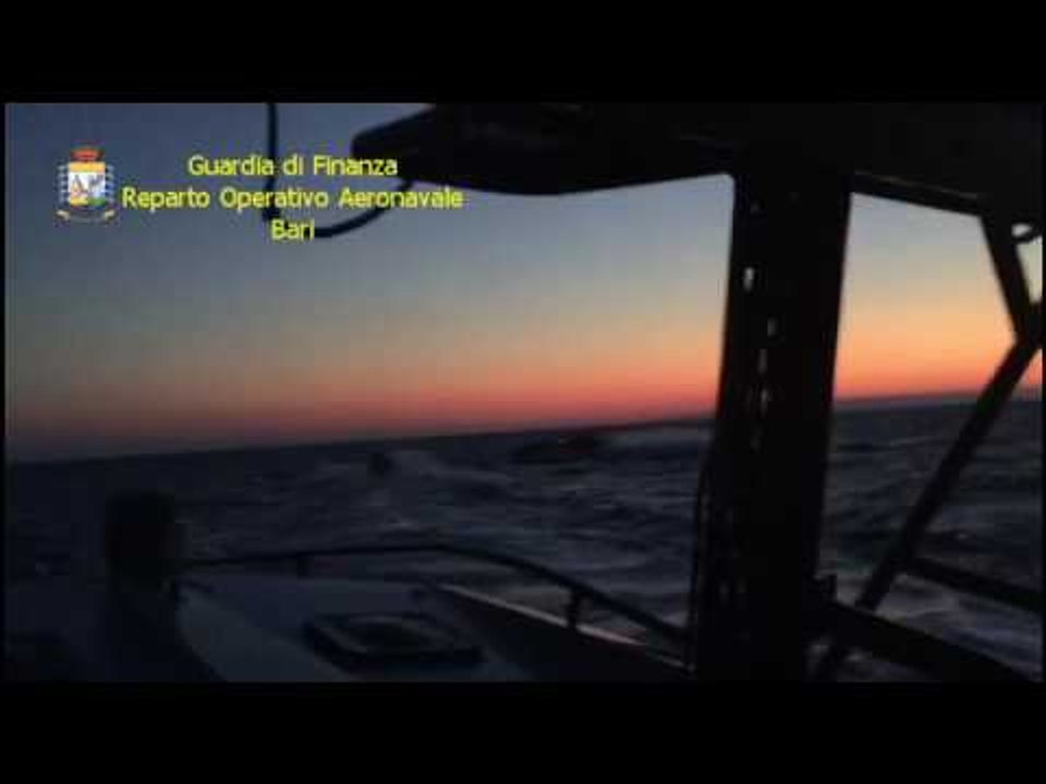 La Guardia di Finanza blocca un gommone con oltre 800 kg di Marijuana