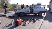Manisa Otomobille Kamyonet Çarpıştı: 3 Ölü, 2 Yaralı
