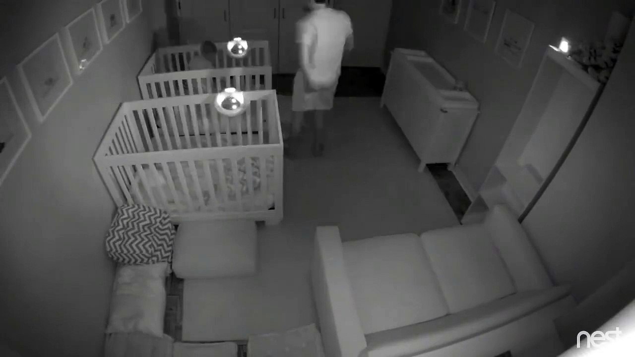 Des jumeaux jouent toute la nuit et foutent un sacré bordel dans leur chambre !