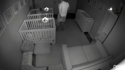 Des jumeaux jouent toute la nuit et foutent un sacré bordel dans leur chambre !