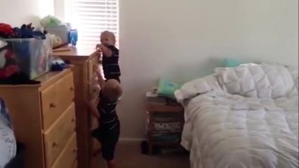 Deux frères qui font le saut de l'ange d'une commode sur le lit de leurs parents !
