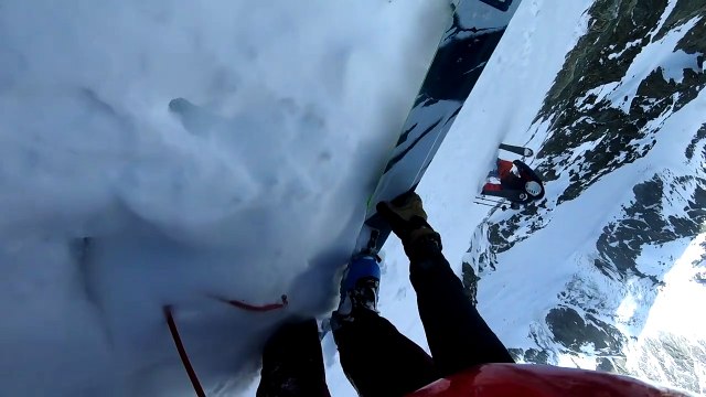 Une déferlante ambiance dans cette vidéo de ski en pente raide