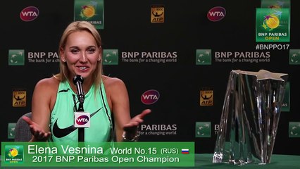 Elena Vesnina se fait voler son trophée en conférence de presse