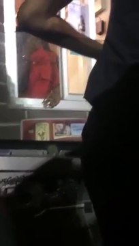 Elle pete un cable au drive et fait passer la serveuse par la fenetre... Dingue