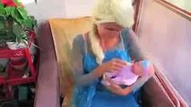Elsa Congelado Bebé con la Caca de la Princesa! Spiderman Joker Poo Superhéroe de la Diversión en la Vida Real