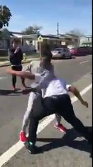 Ce clochard interrompt une bagarre de rue en parlant aux jeunes