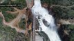 Vue de drone de la réouverture d'un barrage hydraulique - Oroville