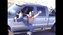 Un conducteur qui sort de son pickup pour faire des acrobaties