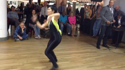 Çinli kızdan salsa dansı