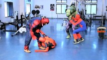 Мало герои человек-паук против яд� реальная жизнь супергерой Дети кино батут бой