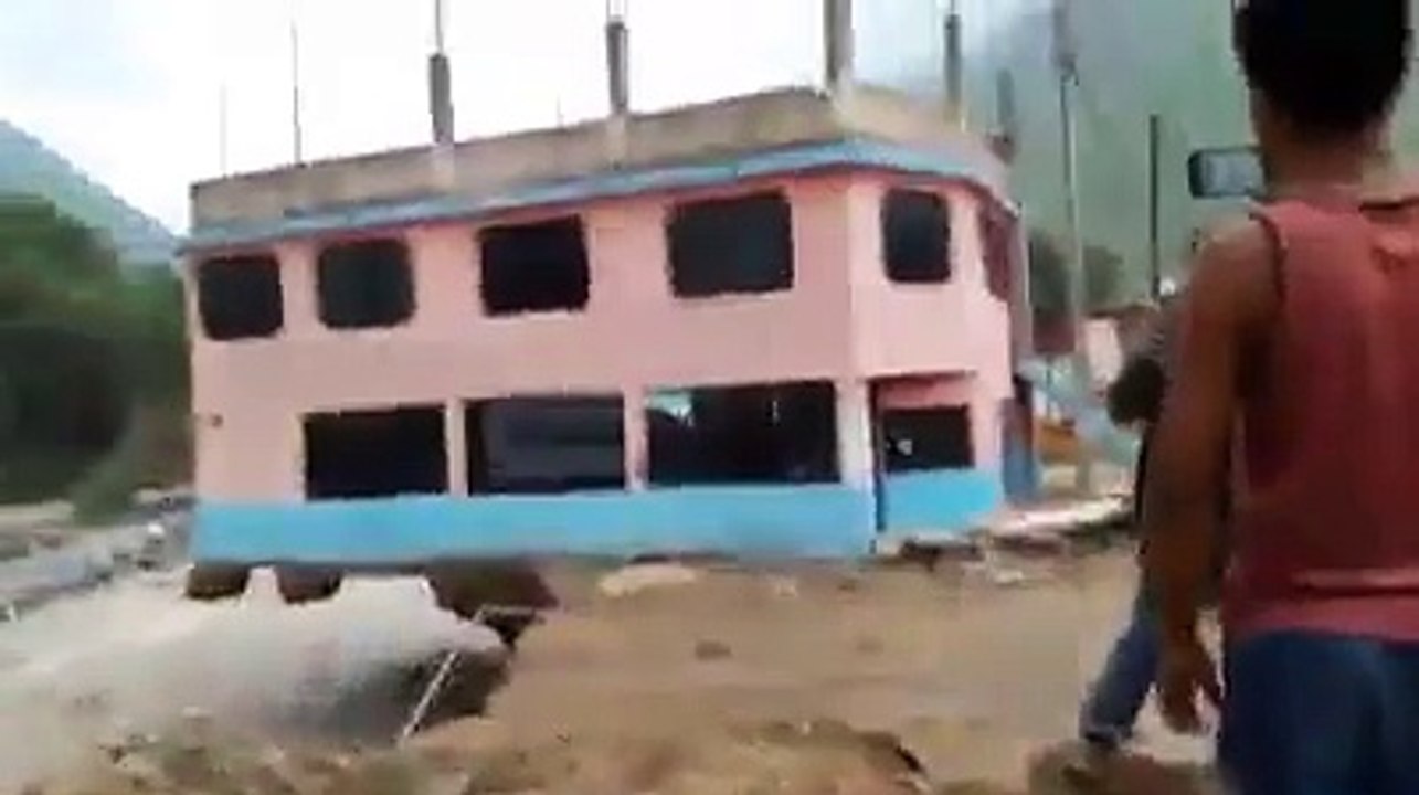 LA FUERZA DEL RIO RIMAC DERRUMBA UNA CASA EN HUAROCHIRI