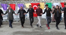 Hakkari'deki Nevruz Kutlamalarında HDP ve DBP'liler Türk Bayrağı Astı
