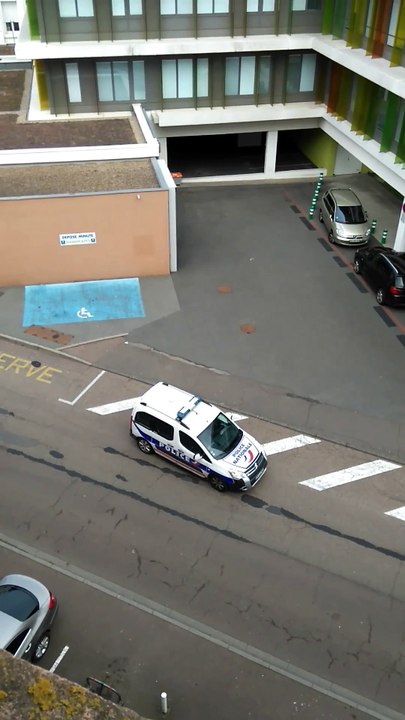 Quand un policier oublie son frein à main...