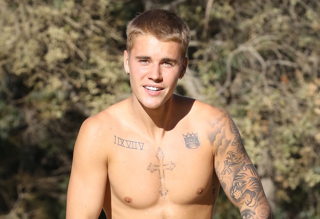 Shirtless Justin Bieber Strips Down In Bar With Blonde Bombshell