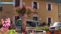 Hautes-Alpes : le maire de Ceillac empêche physiquement Orange de démonter la dernière cabine téléphonique du village !