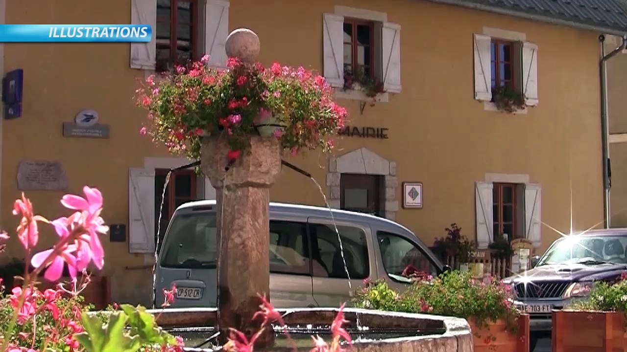 Hautes-Alpes : le maire de Ceillac empêche physiquement Orange de démonter la dernière cabine téléphonique du village !