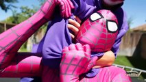 В удивительно розовый человек-паук против псих джокер против бородатый джокер реальная жизнь супергерой кино