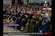 الرئيس السيسى يقبل طفلة فى احتفالية يوم المرأة المصرية