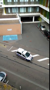 La police oublie de mettre le frein à main