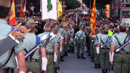 Catalanes escuchando la Legión cantar en las calles de Hospitalet Barcelona España