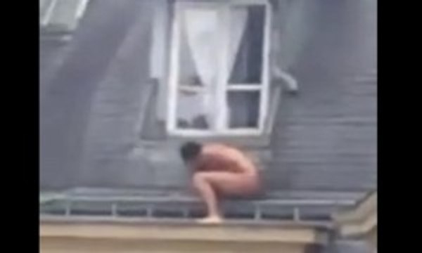 Quand le mari rentre à l'improviste, l'amant se cache sous la fenêtre