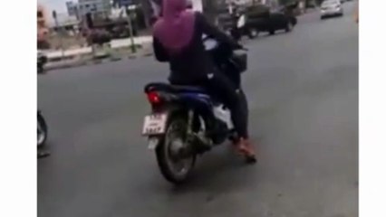 Aksi Ibu Ibu Ini Bikin Heboh Jalanan