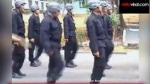 Bapak Ini Latihan Baris Berbaris Sampai Dipegangi Anggota TNI
