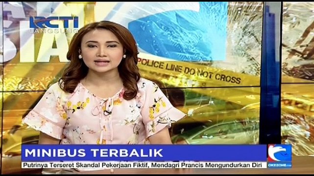 Minibus Terbalik Usai Tabrak Pembatas Jalan