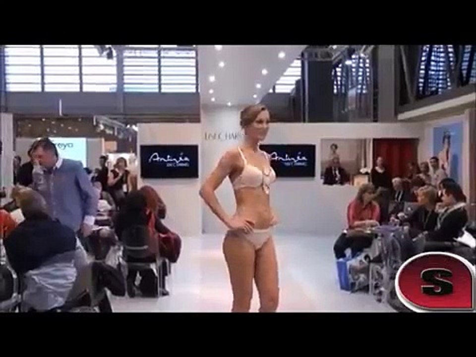 【海外美女ハプニング】オッ〇イ丸見えドキドキ画像