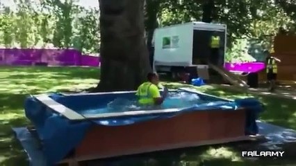 Những tai nạn bể bơi hài hước