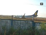 ஓடுபாதையிலிருந்து விலகிய விமானம் | flight skids off the runway- Oneindia Tamil