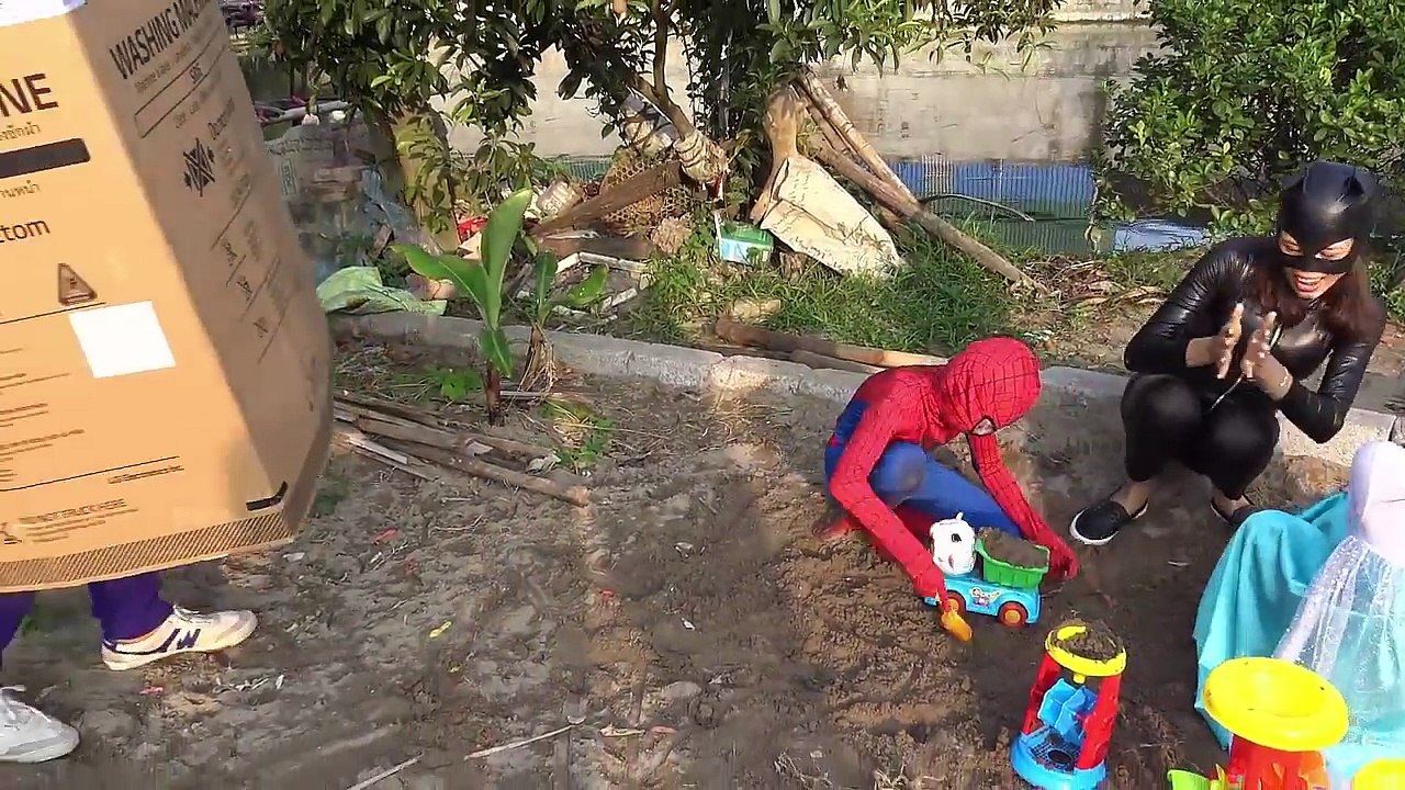 Joker kidnap Baby and mure Box Spiderman vs Frozen Elsa kiss