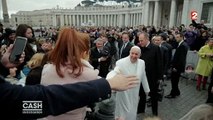 L'incoyable séquence diffusée hier soir où Elise Lucet interpelle le Pape François sur la Place Saint Pierre
